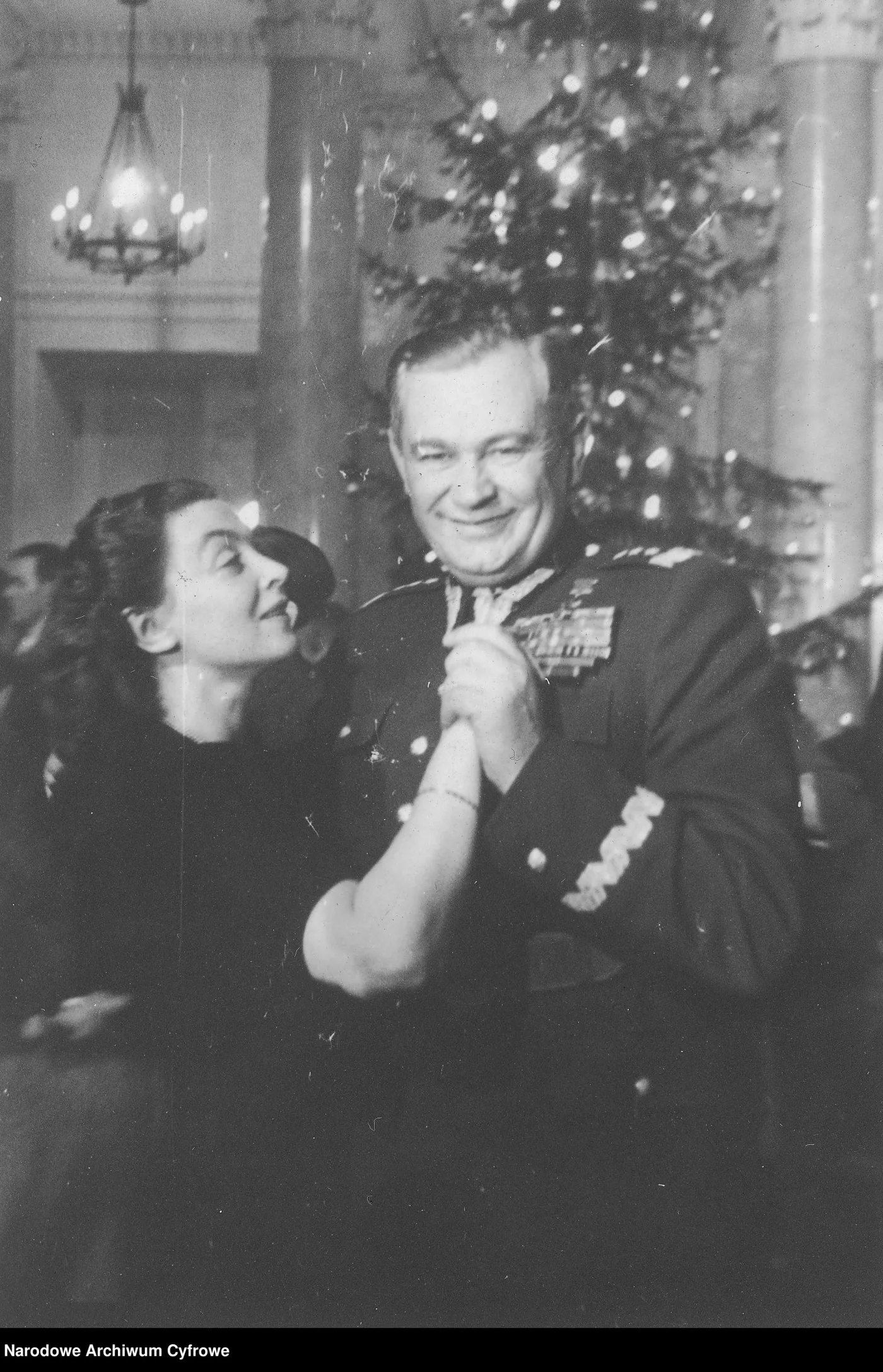 Bal sylwestrowy komunistycznego rządu w 1947 roku. Aktorka Nina Andrycz i generał Stanisław Popławski podczas balu.