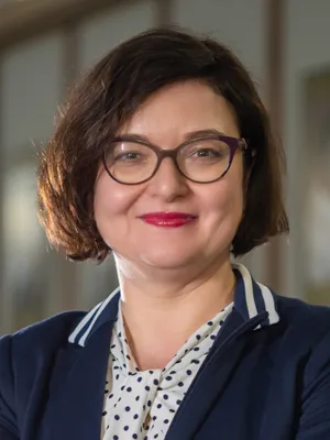 Dr hab. Agnieszka Chłoń-Domińczak prof. SGH, prorektorka ds. nauki oraz dyrektorka Instytutu Statystyki i Demografii SGH. Członkini Komitetu Nauk Demograficznych PAN, liderka polskiej grupy badawczej SHARE 50+