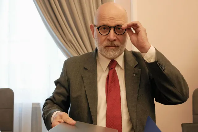 Windykator Świrski. Fala krytyki po decyzjach o karach dla stacji radiowych i TV