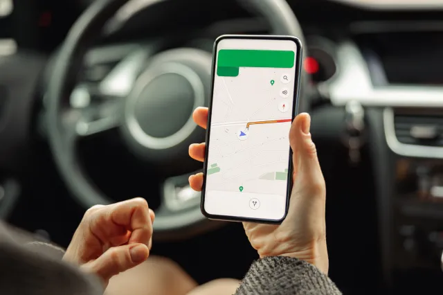 Przepisy i kary od 2025. Mandat za korzystanie z nawigacji w aucie?