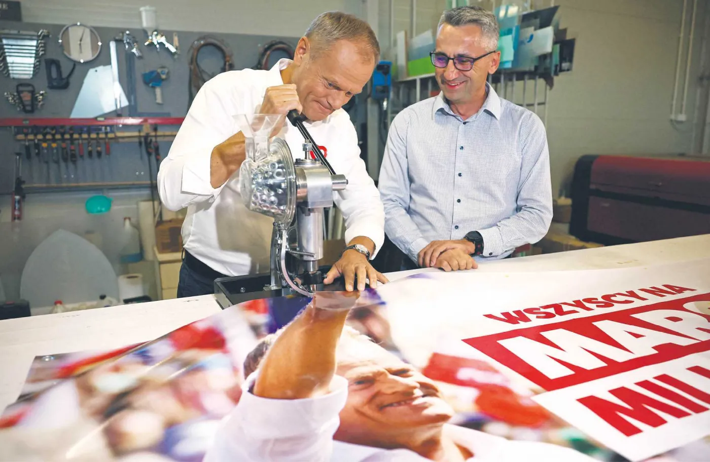 Donald Tusk odwiedza drukarnię w Lesznie, wrzesień 2023 r.