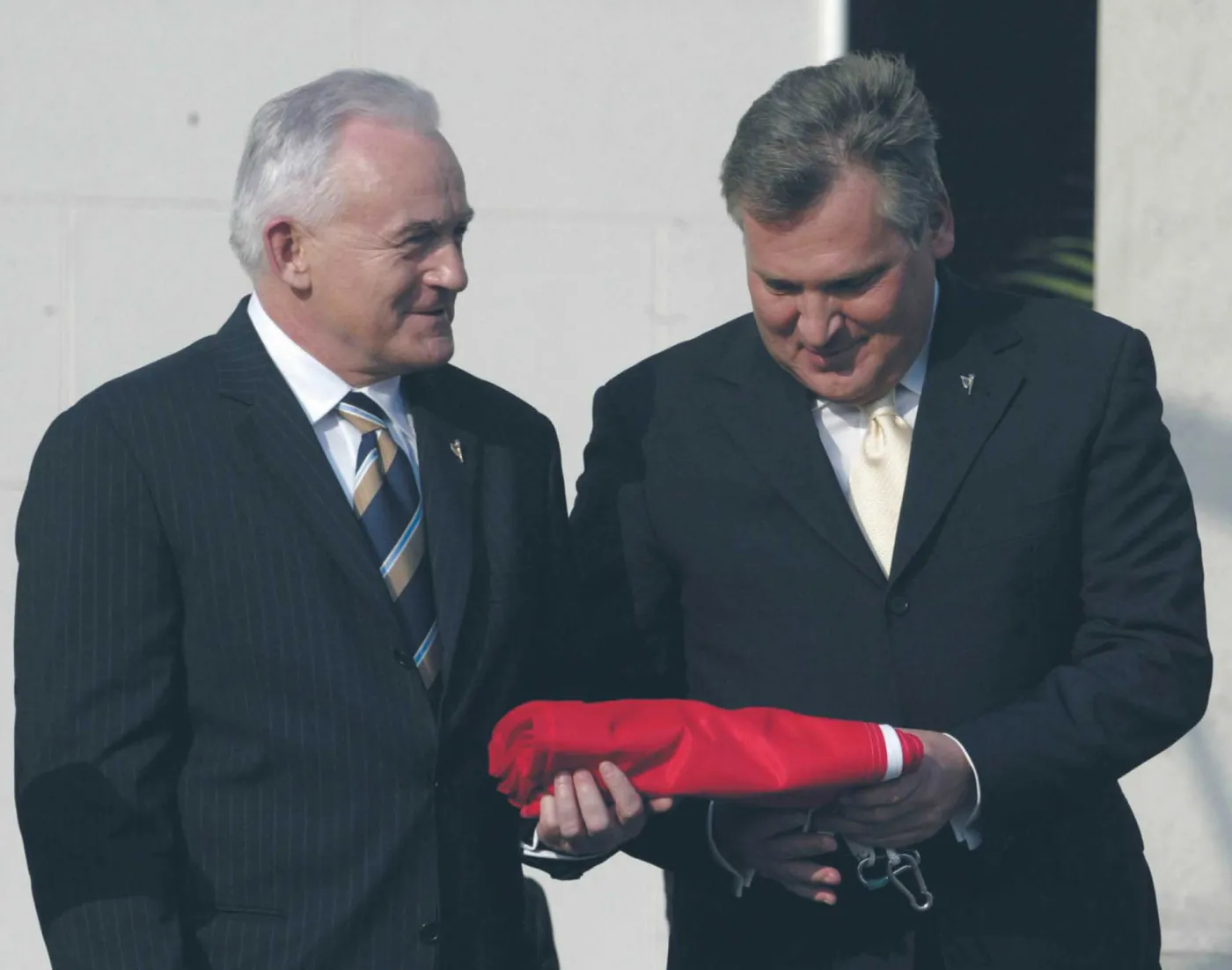 Na maszt w Dublinie zaraz trafi polska flaga, 1 maja 2004 r.