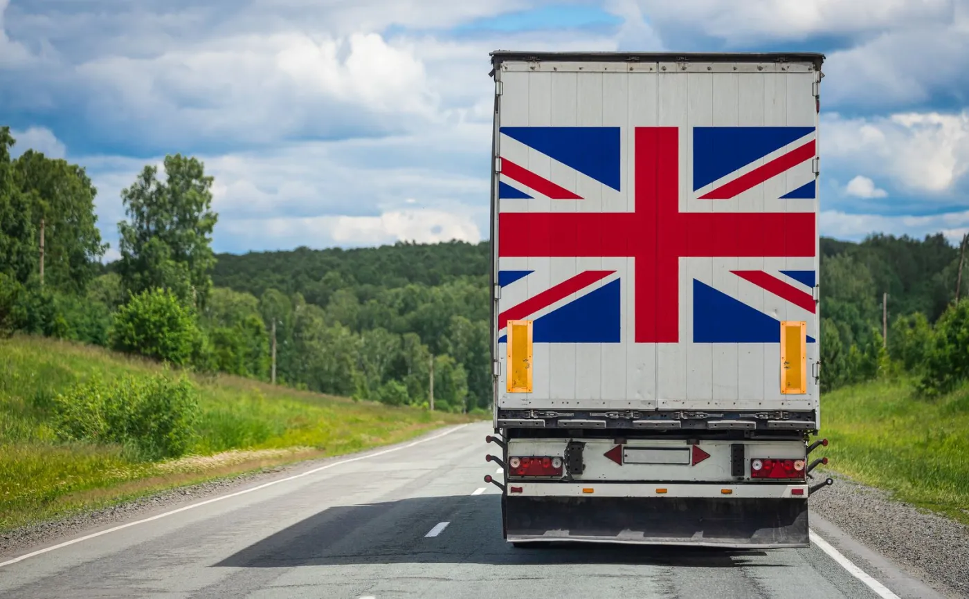 Ciężarówka z brytyjską flagą namalowaną na drzwiach kontenera