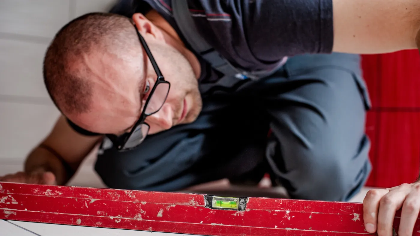 „Złota Rączka” dla seniora. Sprawdź, co fachowiec naprawi w Twoim domu zupełnie za darmo [LISTA]