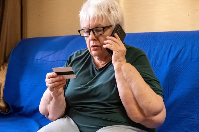 ZUS ostrzega przed oszustwem „na 800 zł”. Fałszywi pracownicy obiecują wyższe emerytury