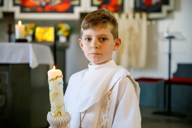 Ile dać do koperty na komunię w 2026 roku? Chrzestni nawet 2000 zł, inni liczą „talerzyk”