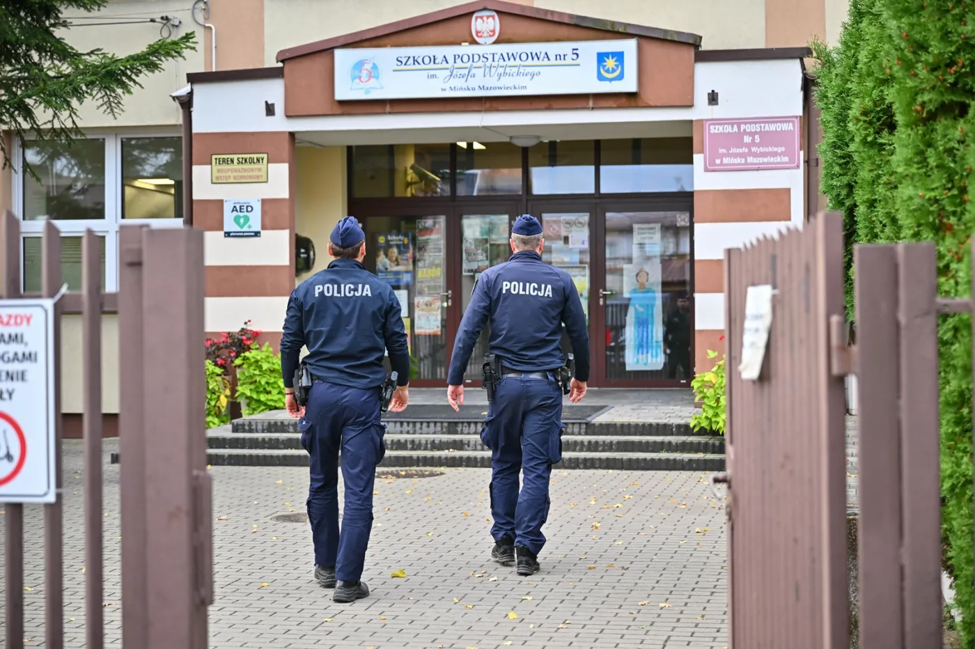 Policja przed szkołą w "krwawy piątek" 9 października 2026 r.