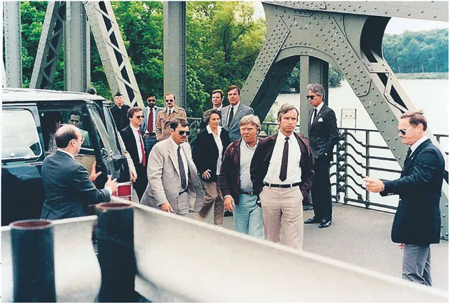 11.06.1985 r., most Glienicke w Berlinie – wymiana najsłynniejszego szpiega PRL-u Mariana Zacharskiego