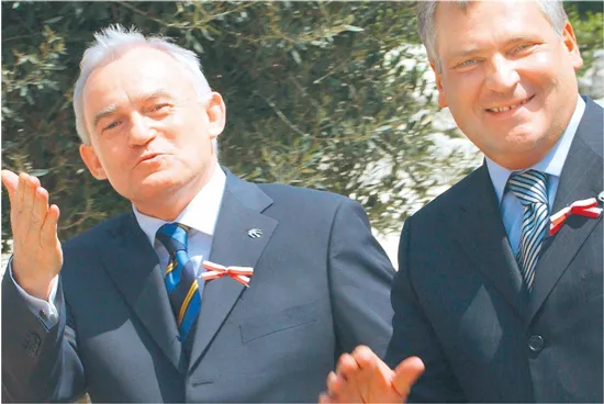 Leszek Miller i Aleksander Kwaśniewski po podpisaniu traktatu akcesyjnego do Unii