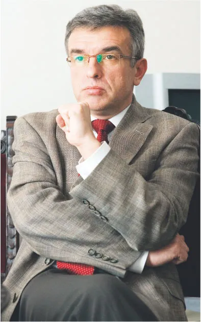 Marek Haber , w 2007 roku został powołany na stanowisko wiceministra zdrowia. Od 1990 roku pełnił funkcję dyrektora szpitala w Suchej Beskidzkiej