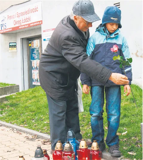 Przed biurem, w którym doszło do tragedii, ciągle palą się znicze