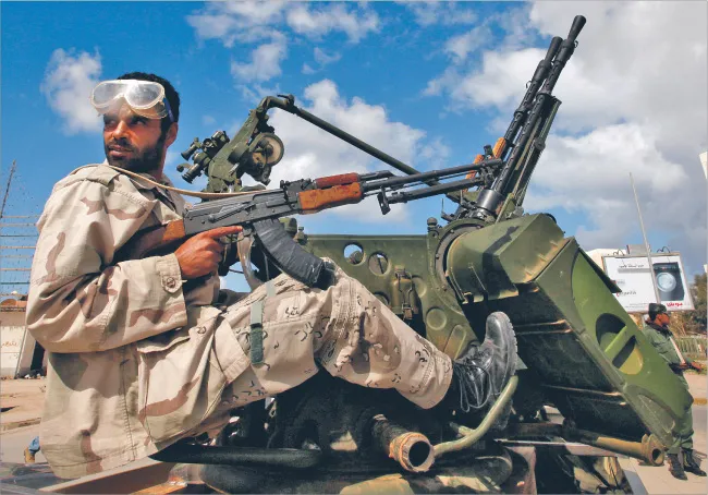 Wczoraj siły lojalne wobec Kaddafiego zabiły co najmniej 11 osób. Jednak rebelianci nie chcą na razie interwencji lądowej wojsk NATO