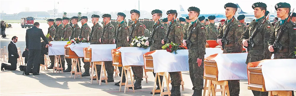 15 kwietnia, czwartek, ok. godz. 17. Na lotnisko Okęcie przylatuje kolejny samolot z ciałami ofiar katastrofy, m.in. Krystyny Bochenek, Janusza Kochanowskiego, Macieja Płażyńskiego, Aleksandra Szczygło, Jolanty Szymanek-Deresz, Anny Walentynowicz i Zbigniewa Wassermanna