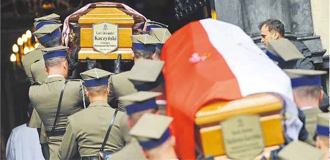 18 kwietnia, niedziela, Kraków, ok. godz. 17. Trumny z ciałami Lecha i Marii Kaczyńskich żołnierze wnoszą do katedry na Wawelu