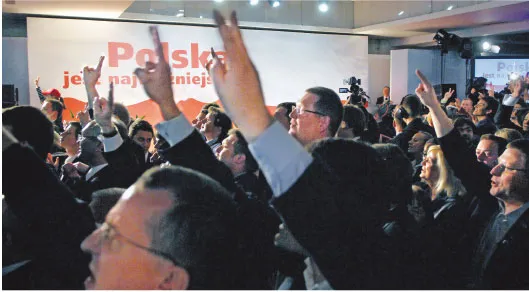 Radość w sztabie wyborczym Jarosława Kaczyńskiego