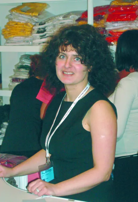 Ubiera lekarzy w fartuchy w dowolnym kolorze i fasonie