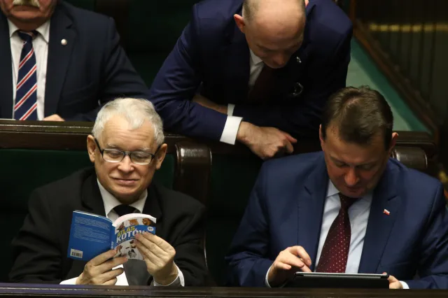 "Atlas kotów" z dedykacją prezesa PiS sprzedany