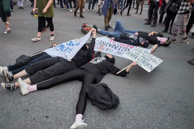 Flagi państw z grupy G7 w ogniu. Protesty przed szczytem w Kanadzie