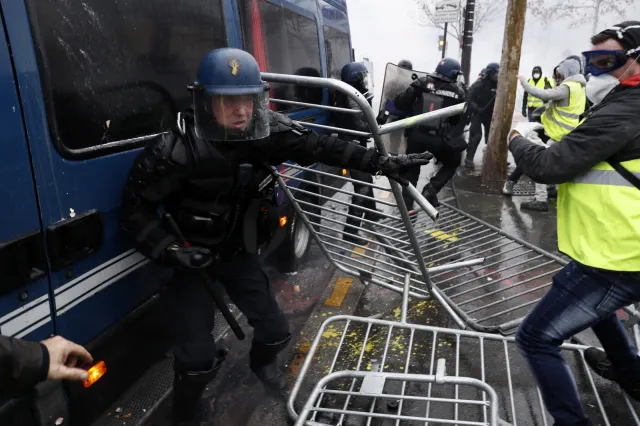 Francja: Starcia z policją w czasie manifestacji "żółtych kamizelek"