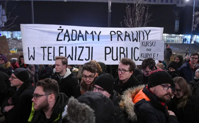 Warszawa: Manifestacja "Stop propagandzie nienawiści" pod siedzibą TVP