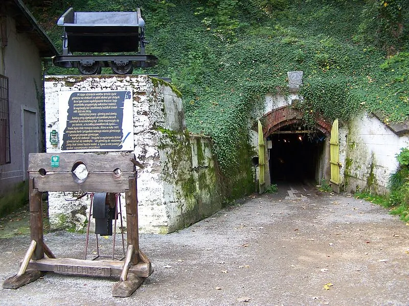 824664-muzeum-dawnej-kopali-zlota-w-zlotym-stoku-na-dolnym-slasku.jpg
