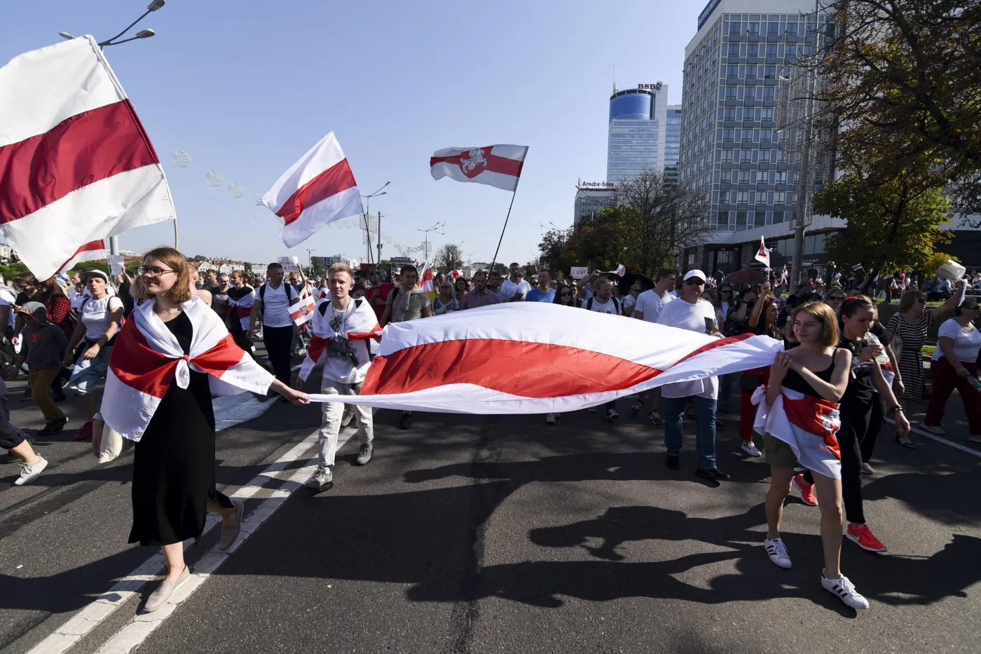 Pragnienie wolności. Kustawa: Im bardziej Łukaszenka się boi, tym bardziej dokręca śrubę [WYWIAD]