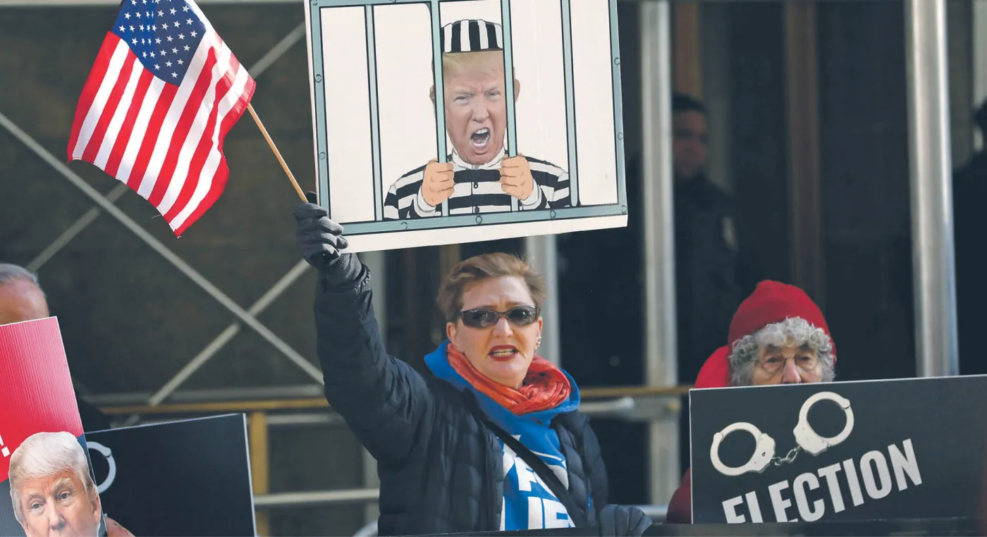 Problemy prawne i aktywizacja wyborców. Trump o krok od aresztowania