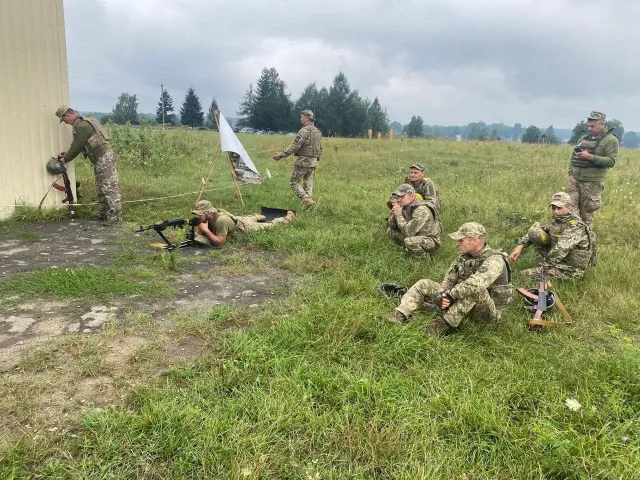 Sikorski wzywa do wstrzymania świadczeń dla Ukraińców zdolnych do walki