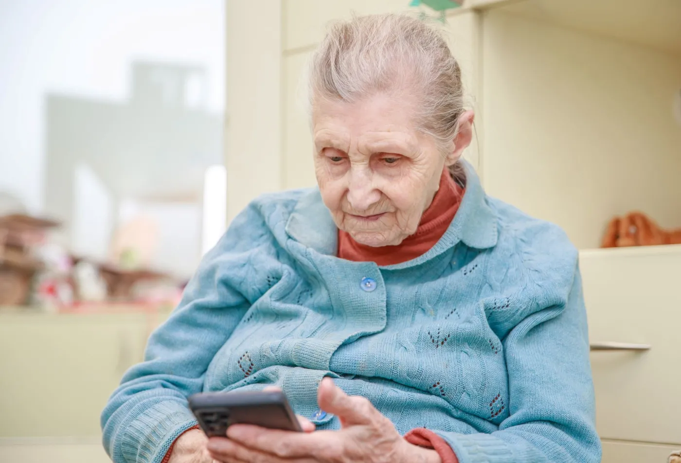 Seniorzy często o tym nie wiedzą. Ta legitymacja daje zniżki w 2024 roku