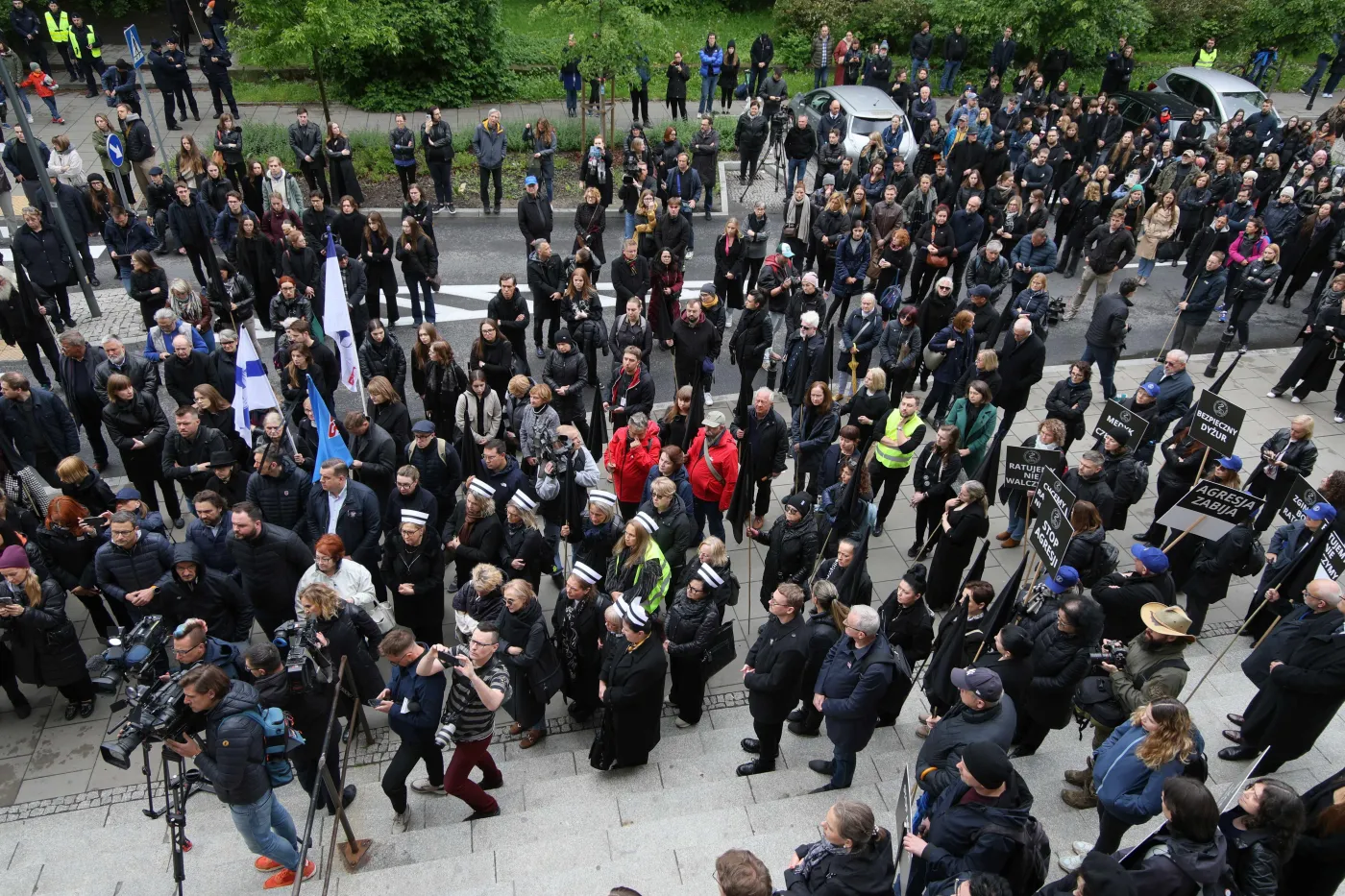 Marsz medyków w Warszawie. "Stop przemocy". Uczestnicy ubrani na czarno przekazali postulaty Izabeli Leszczynie
