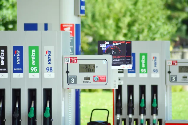 Ropa tanieje, w tle decyzje OPEC+ i dane z USA. Co to oznacza dla polskich kierowców?