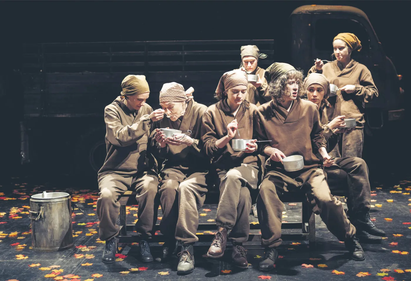 Spektakl „Bílá Voda” jest wystawiany  przez Teatr Narodowy w Pradze