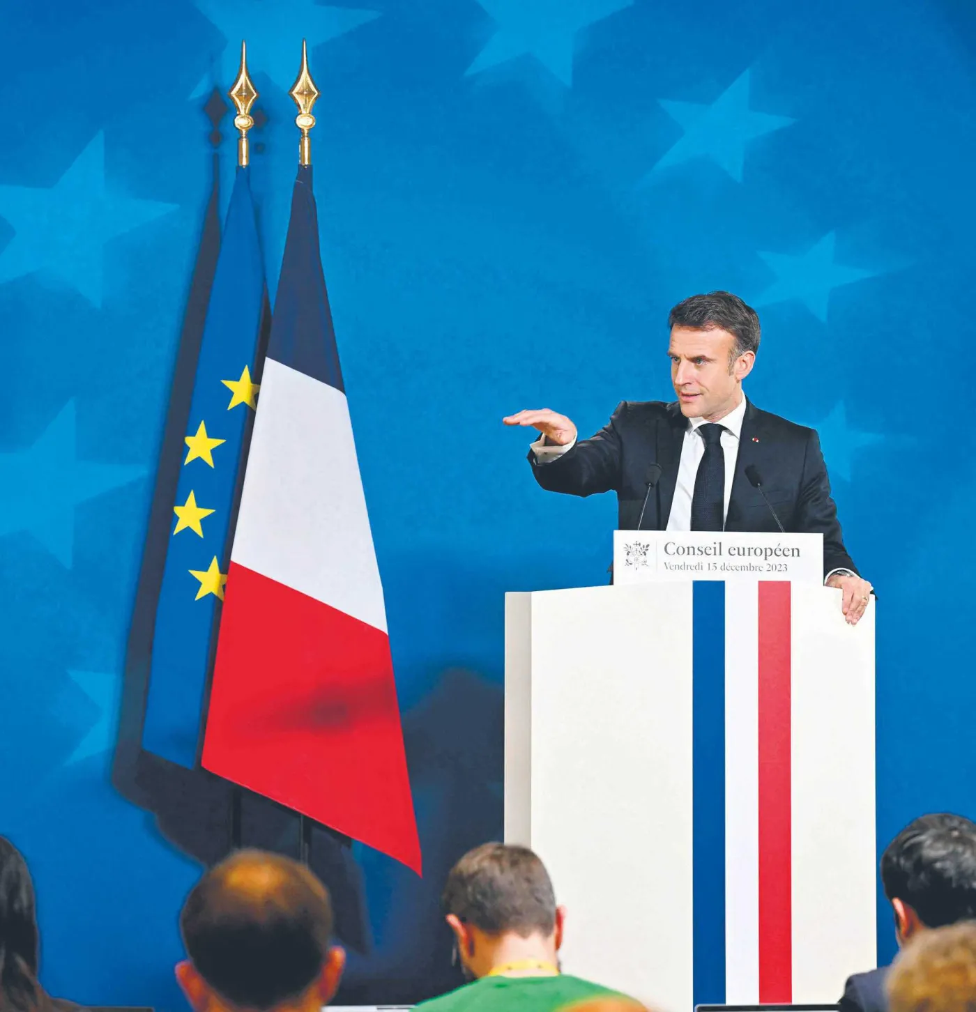 Emmanuel Macron skręca w prawo