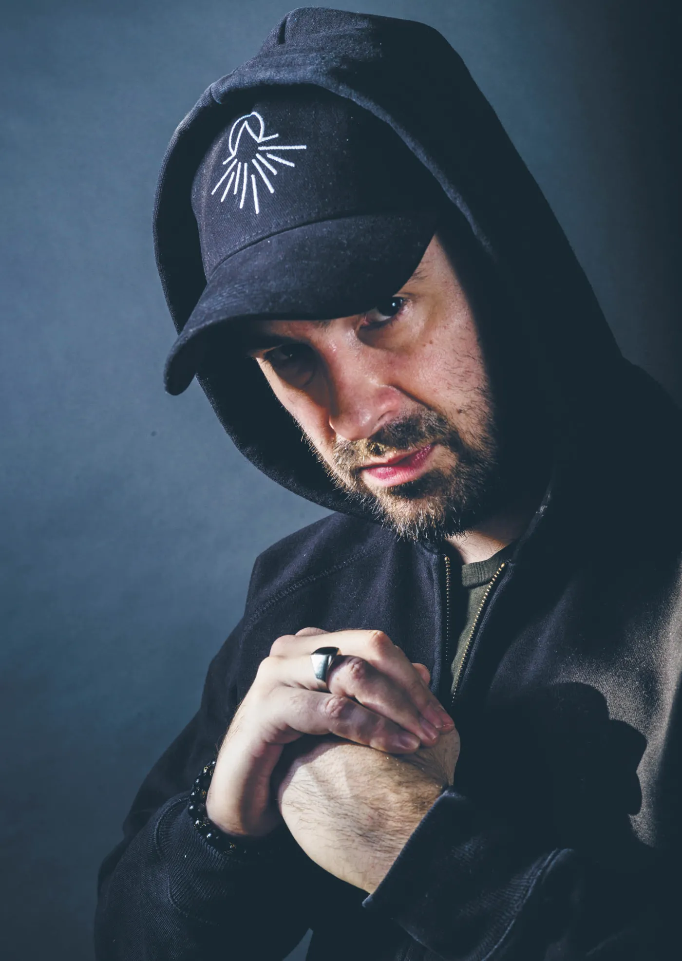 Jakub Żulczyk pisarz, scenarzysta, publicysta. Autor m.in. powieści „Zrób mi jakąś krzywdę”, „Instytut”, „Ślepnąc od świateł” (na podstawie tej książki powstał scenariusz serialu pod tym samym tytułem), „Wzgórze psów”
