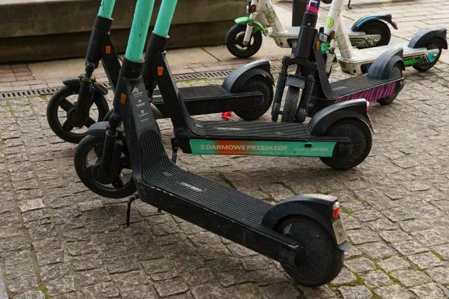 Hulajnogi na celowniku policji. Nie tylko punkty karne, ale i wysokie mandaty. Zobacz, ile zapłacili rekordziści