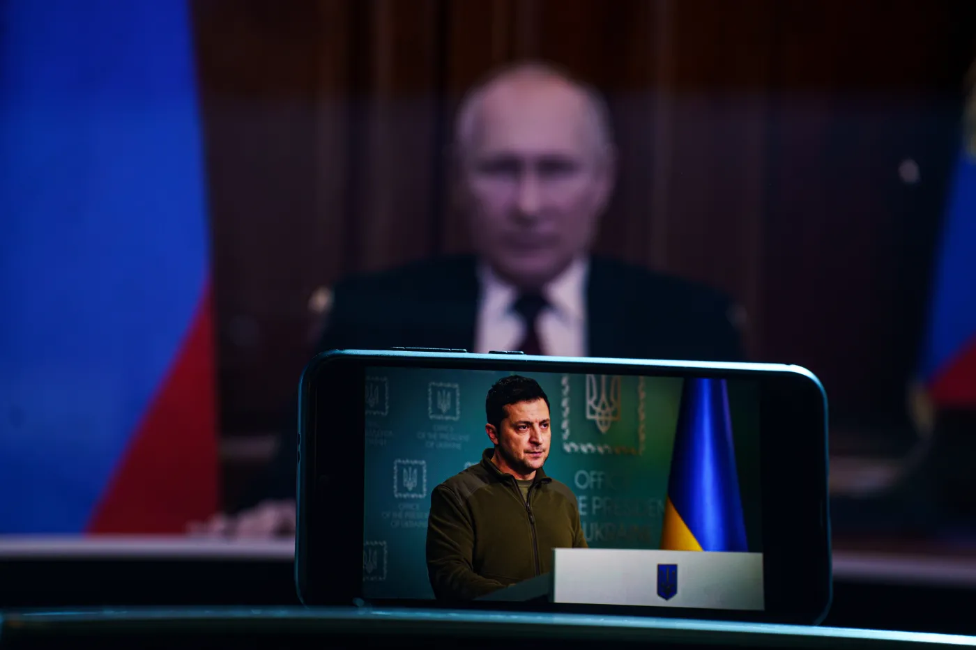 Prezydent Ukrainy Wołodymyr Zełenski na tle prezydenta Rosji Władimira Putina.