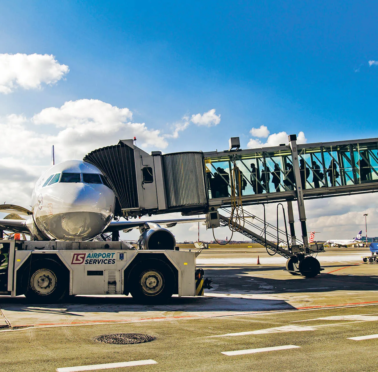 Hub w Warszawie, czartery w Radomiu