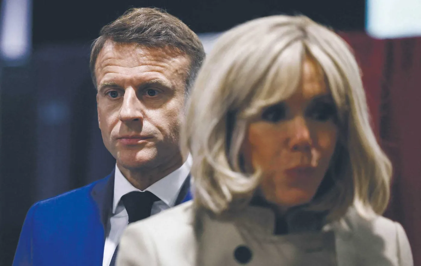 Podzieleni Francuzi dali Macronowi pierwszą żółtą kartkę