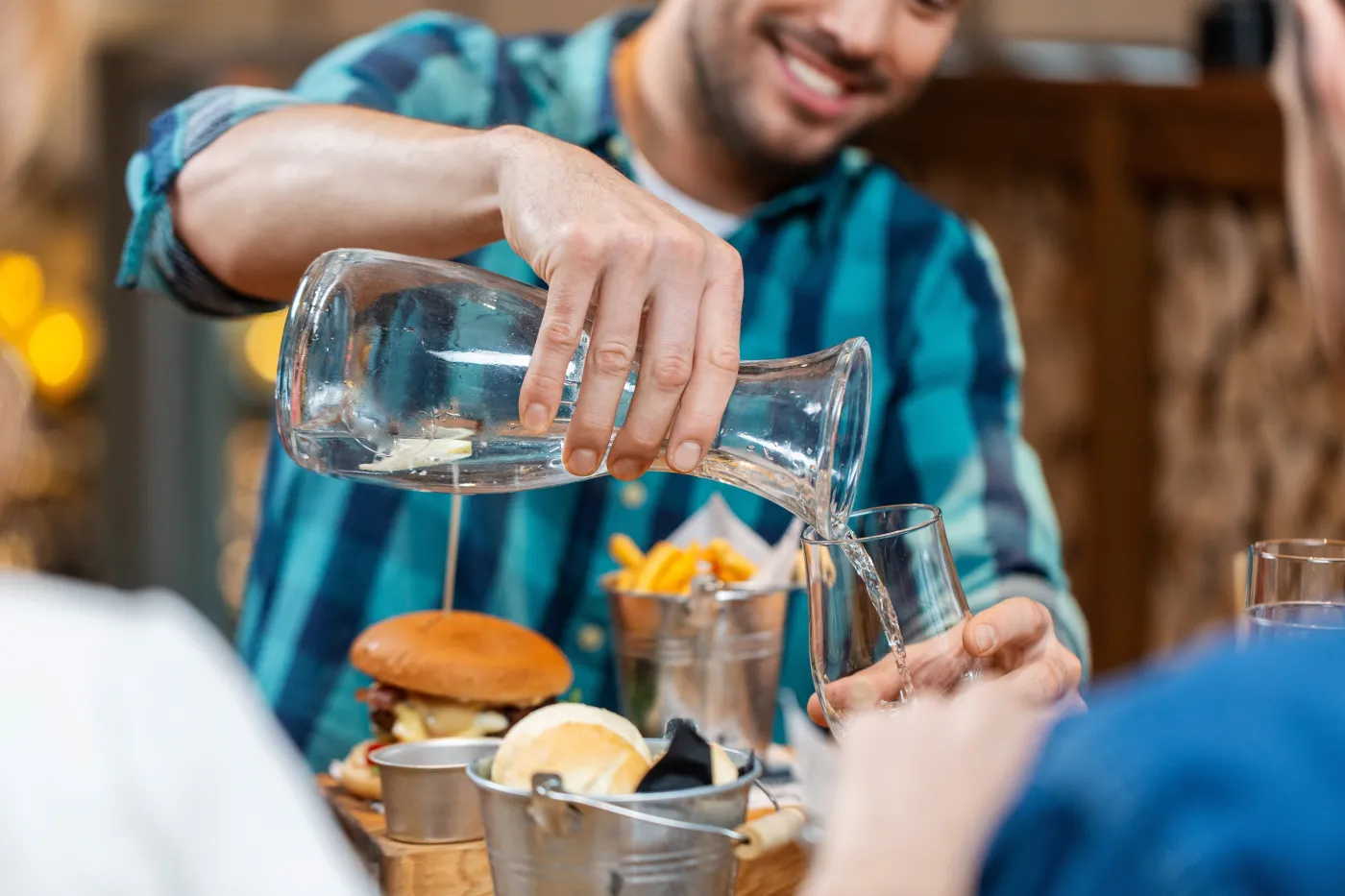 Wraca pomysł darmowej kranówki w restauracjach. Decydować mają gminy