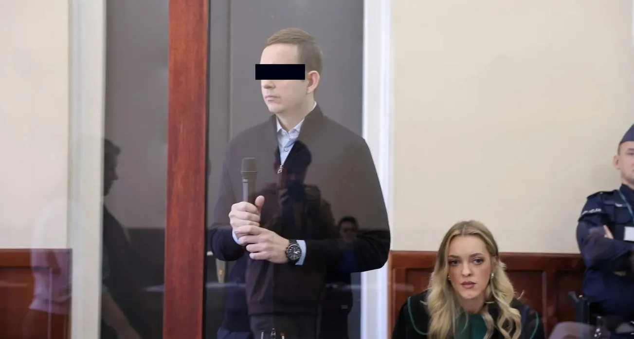 Mężczyzna, Sebastian M., przemawia w sądzie na ławie oskarżonych