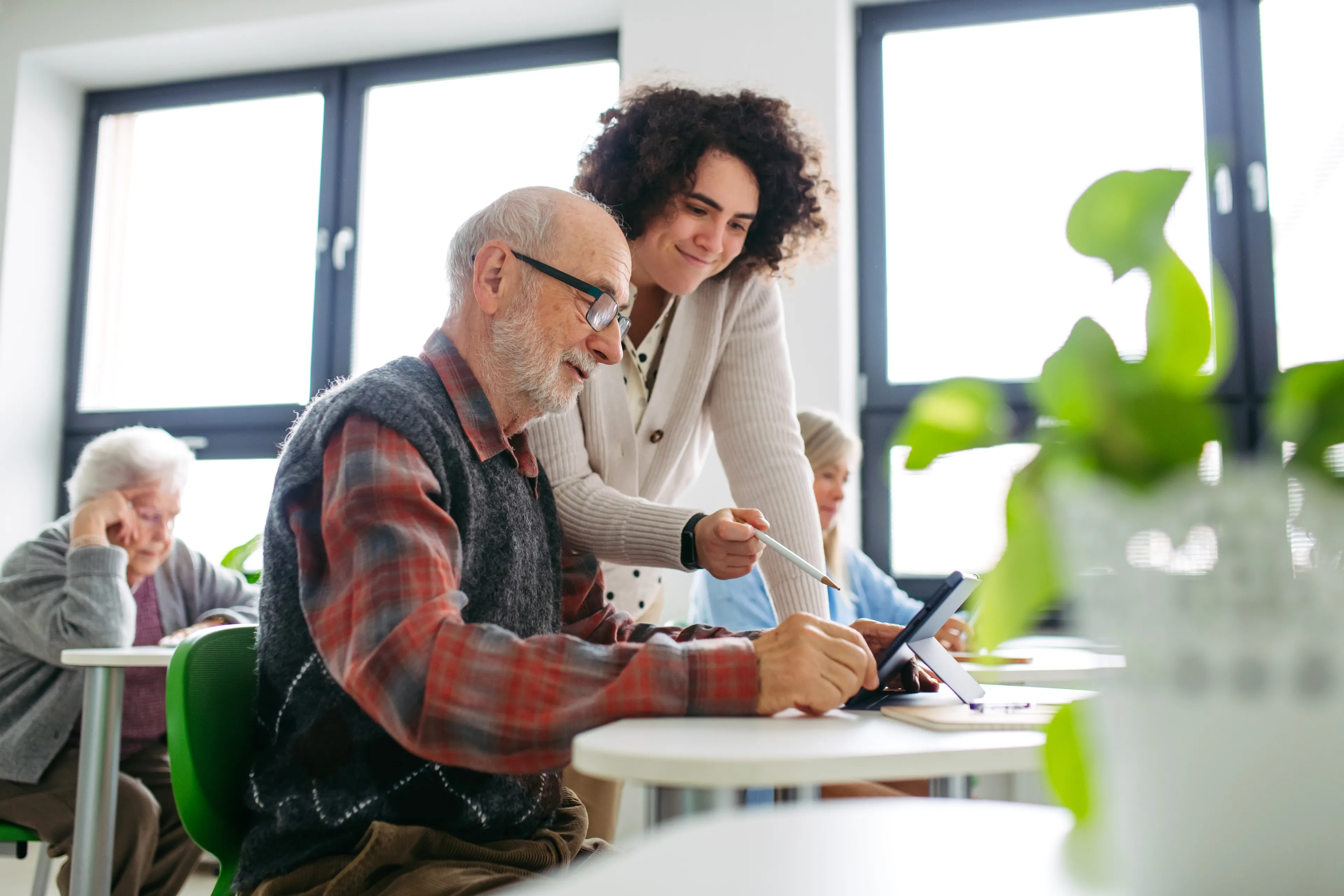 Seniorzy wracają do pracy. Wzrost o 4 proc. w 2025 roku