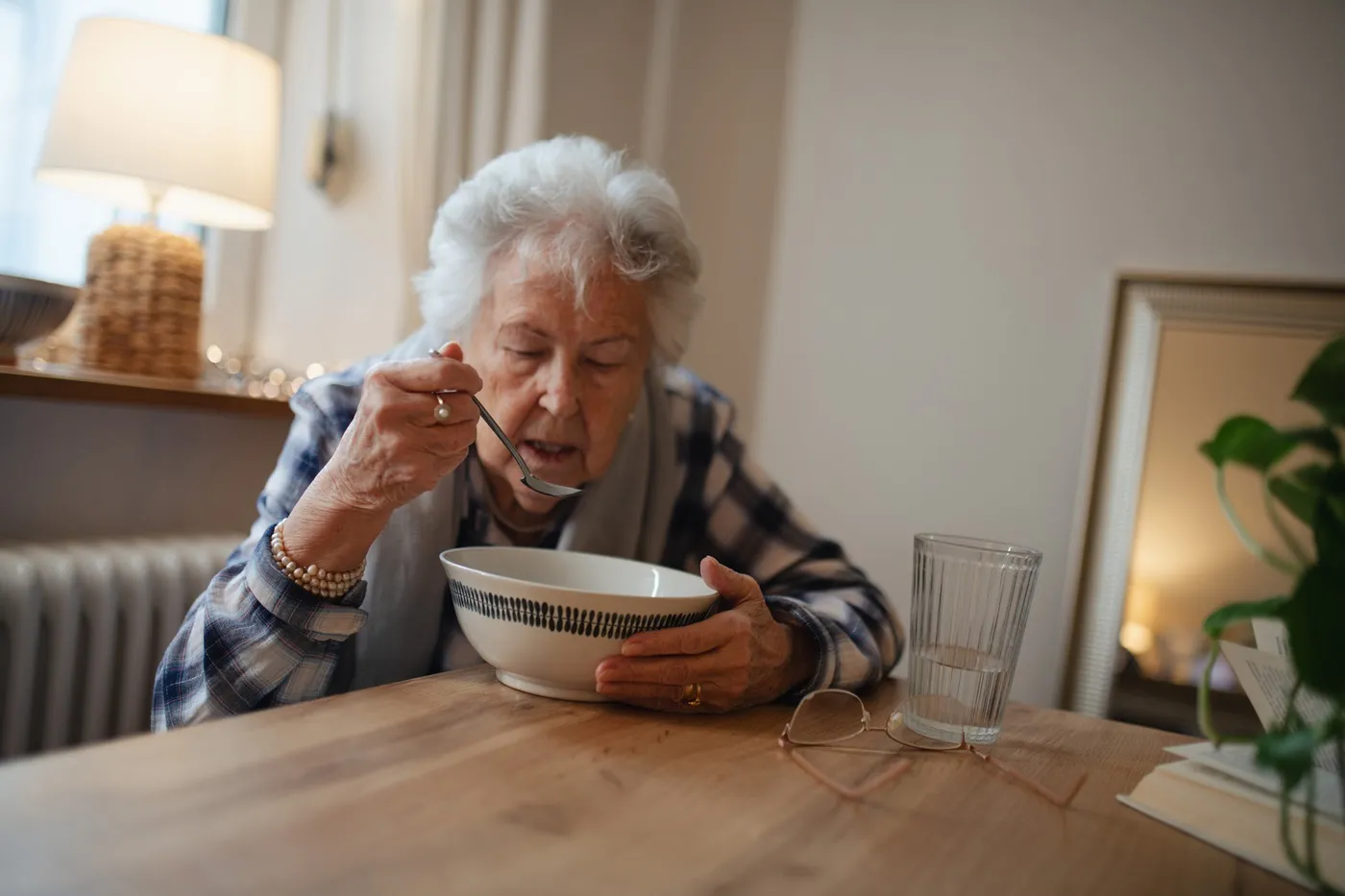 Seniorzy dostaną darmowe obiady z dowozem. Program rusza od czerwca 2026, ale są limity