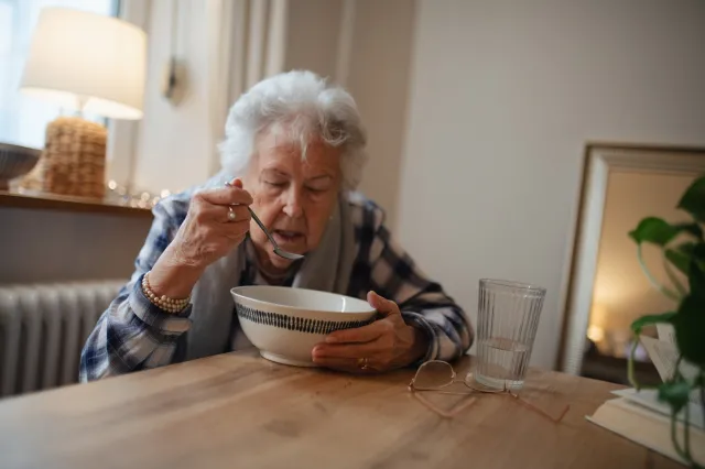 Seniorzy dostaną darmowe obiady z dowozem. Program rusza od czerwca 2026, ale są limity