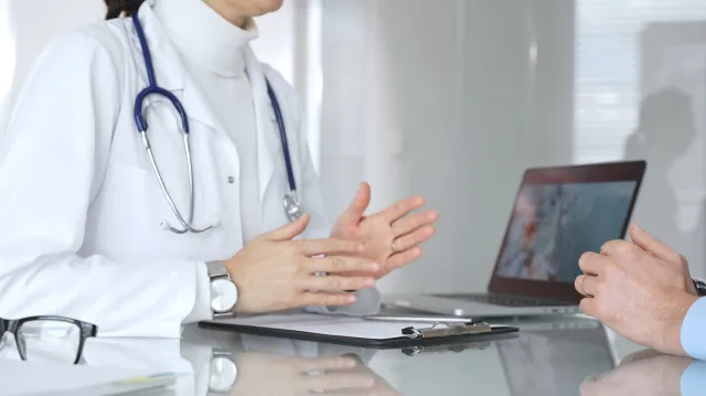 Lekarze bez znajomości języka leczyli pacjentów. „Nie sprawdzano nawet, czy to lekarze”