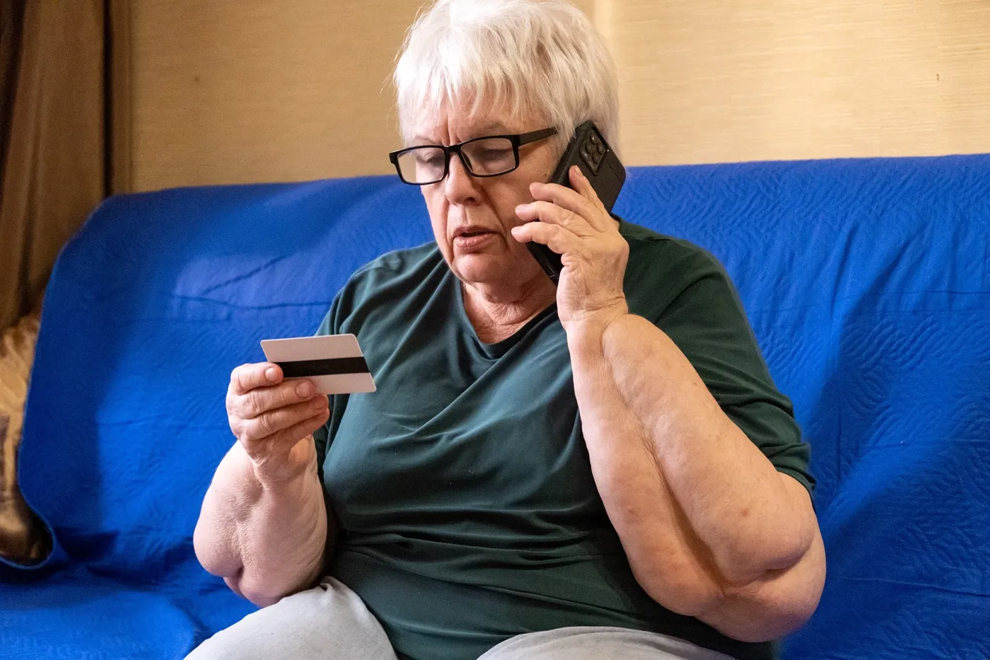 ZUS ostrzega: 800 zł za „wyższą emeryturę”. Oszuści dzwonią i wysyłają SMS-y