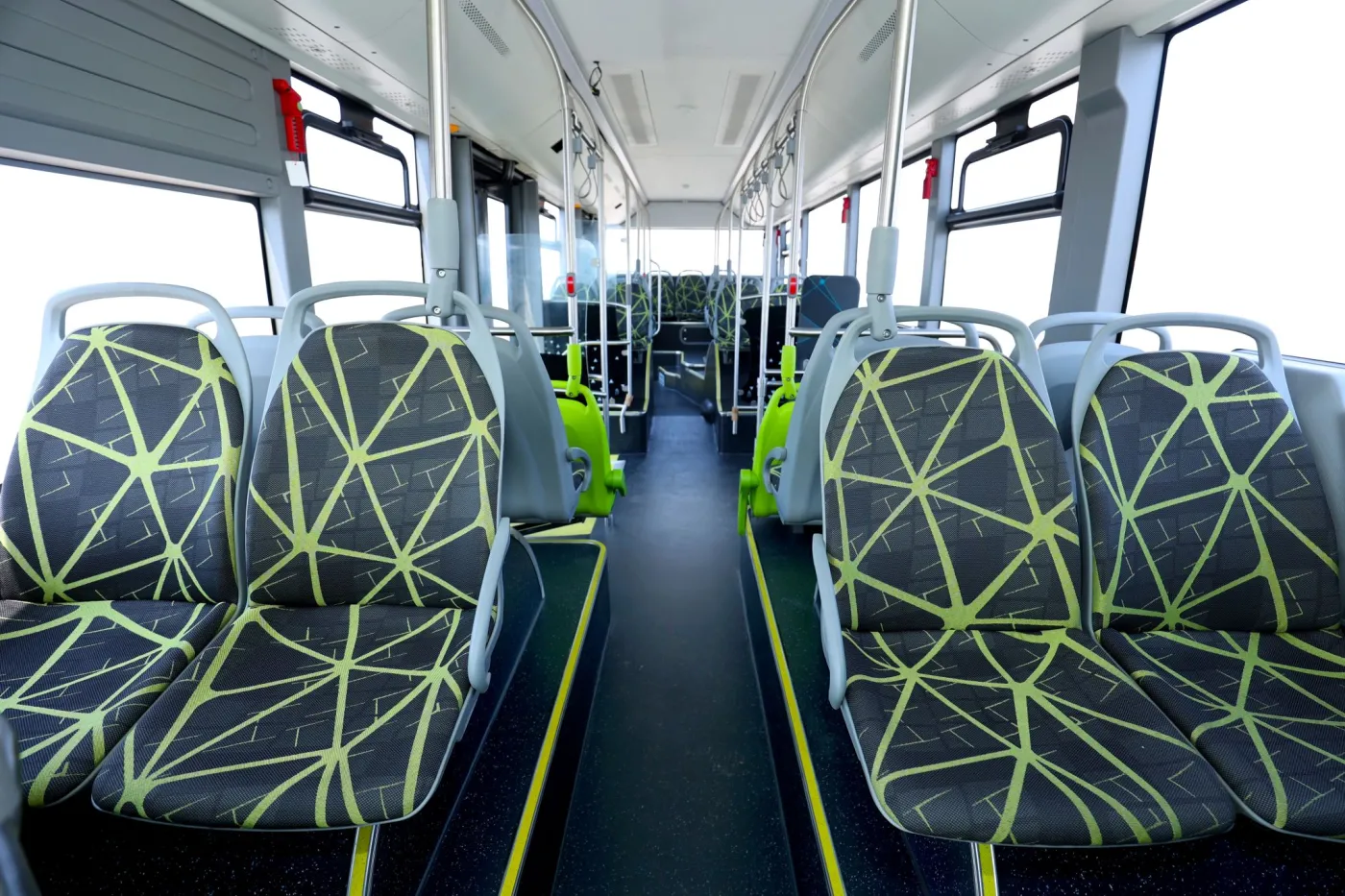 Wnętrze jednego z elektrycznych autobusów komunikacji miejskiej.