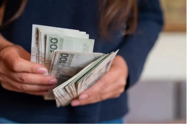 To koniec takiego płacenia gotówką. Te zmiany wywrócą dotychczasowe zasady