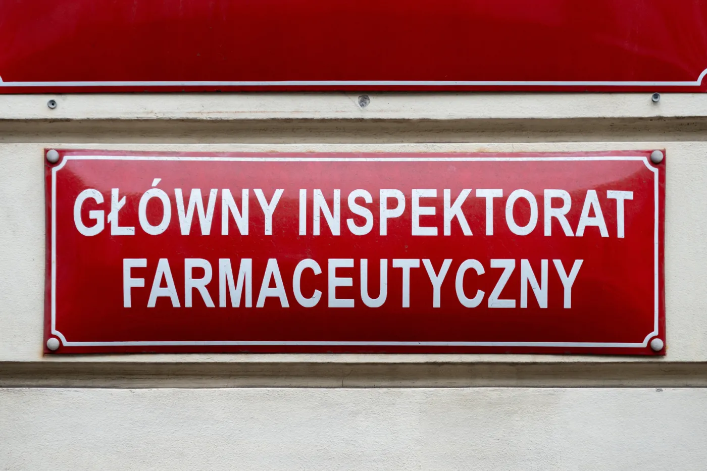 GIF wstrzymał serię ważnego leku. W fiolce znaleziono duży fragment szkła