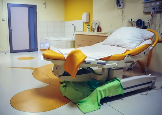 Bezpieczny poród w Bieszczadach? Kobiety zmuszone do przeprowadzki przed terminem