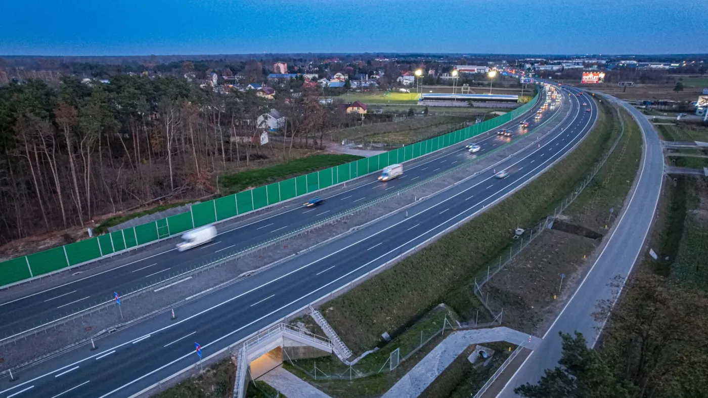 Widok na autostradę o zmroku